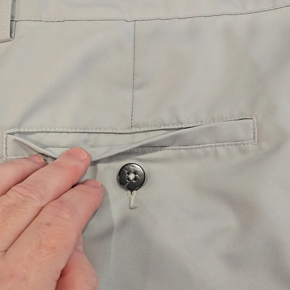 ADIDAS CLIMALITE GOLF SHORTS FLAT FRONT.. SIZE 32. LIGHT GREY.